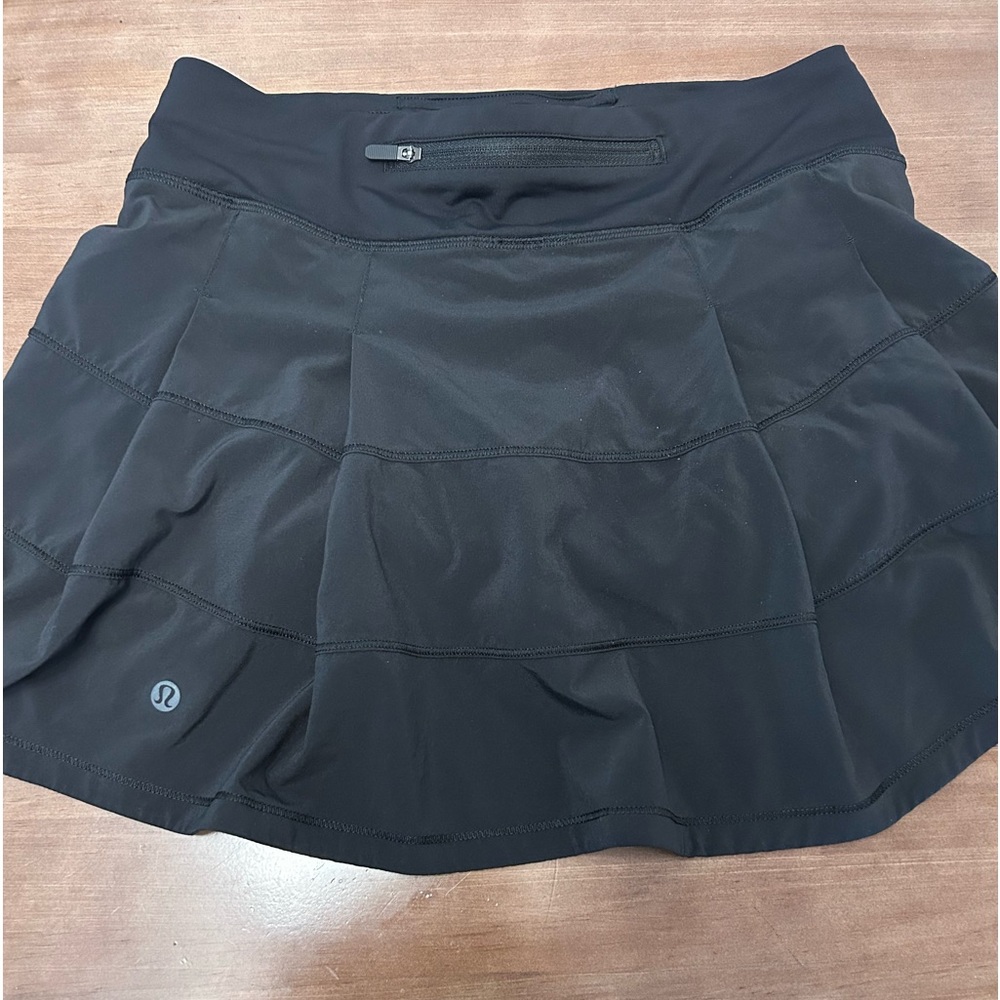 Lululemon size 4 black skort in great condition!